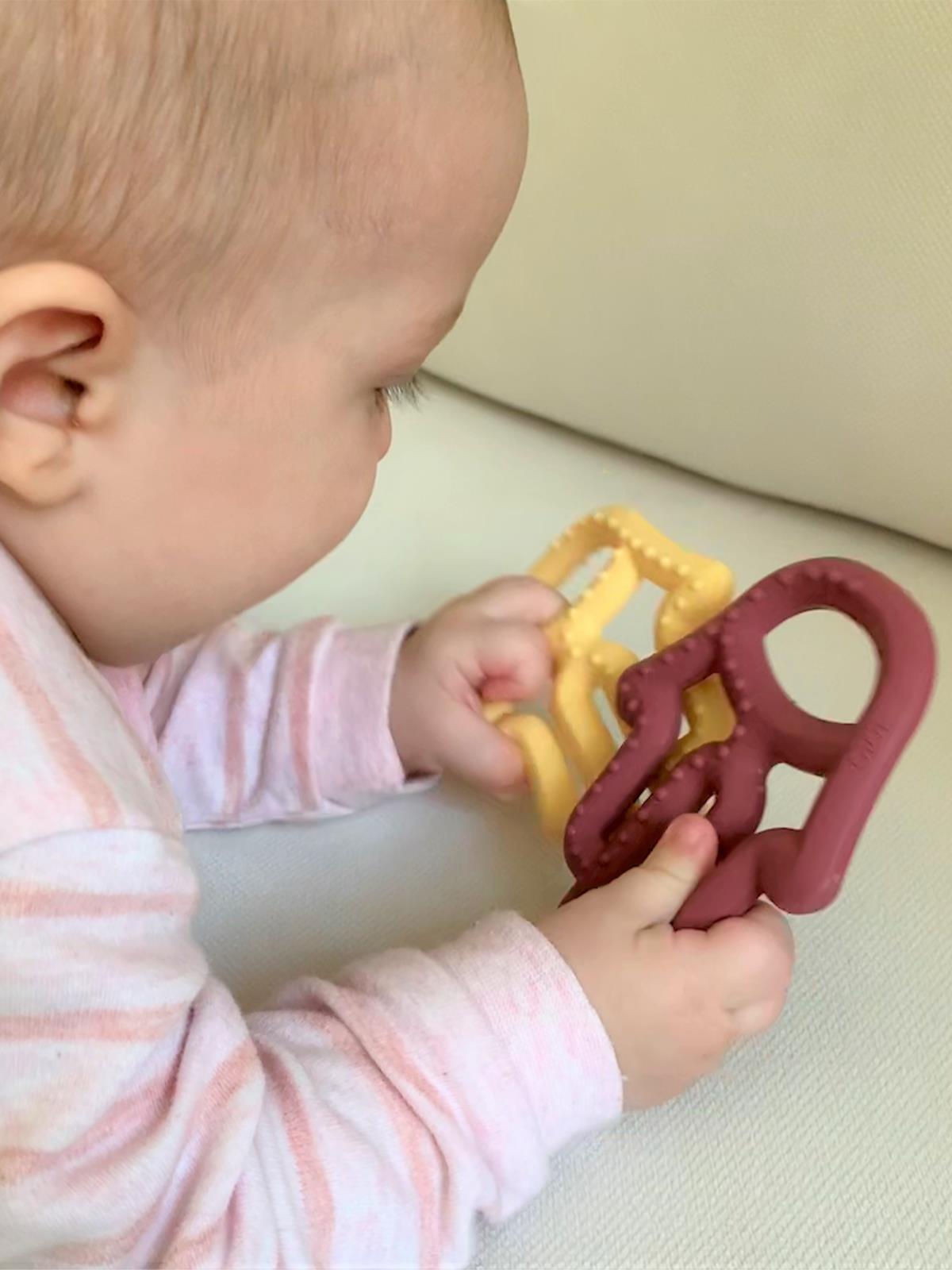 Minik-O Oioi Diş Kaşıyıcı Annenin Eli  - Kırmızı